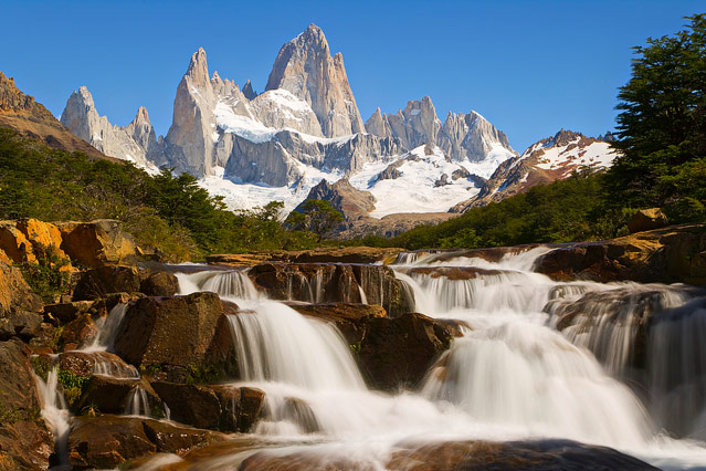 © Corbis/Momatiuk - Eastcott Kaskadenwasserfall vor Mount Fitzroy