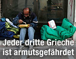 Ein Obdachloser isst