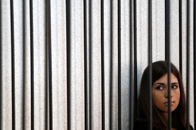 © Reuters/Sergei Karpukhin Nadezhda Tolokonnikova ("Pussy Riot") hinter Gittern
