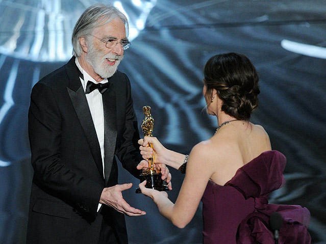 © APA/AP/Invision/Pizzello Der Regisseur des Filmes "Amour", Michael Haneke mit seinem Oscar