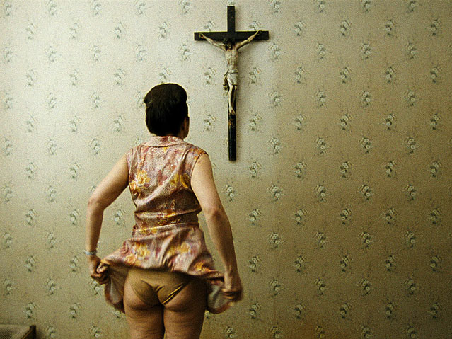 © Ulrich Seidl Film Produktion GmbH Szene aus Ulrich Seidls "PARADIES: Frau entblößt ihr Gesäß vor einem Kruzifix stehend