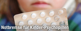 Kind hält Tabletten