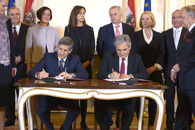 © APA/Roland Schlager Vizekanzler Michael Spindelegger (ÖVP) und Bundeskanzler Werner Faymann (SPÖ) unterschreiben