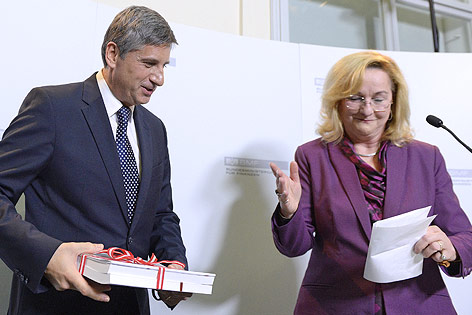 © APA/Robert Jäger Vizekanzler Michael Spindelegger (ÖVP) und die scheidende Finanzministerin Maria Fekter (ÖVP)