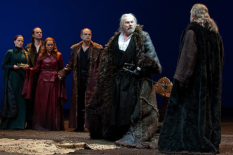 © Burgtheater/Reinhard Werner Corinna Kirchhoff (Goneril), Dietmar König (Herzog von Albany), Dorothee Hartinger (Regan), Martin Reinke (Herzog von Cornwall), Klaus Maria Brandauer (König Lear), Branko Samarovski (Graf von Kent)