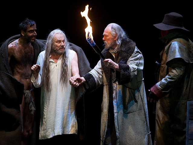 © Burgtheater/Reinhard Werner Fabian Krüger (Edgar), Klaus Maria Brandauer (König Lear), Joachim Bißmeier (Graf von Gloster), Branko Samarovski (Graf von Kent)