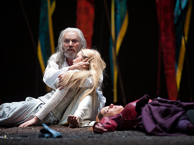 © Burgtheater/Reinhard Werner Klaus Maria Brandauer (König Lear), Pauline Knof (Cordelia), Dorothee Hartinger (Regan)