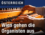 H&auml;nde spielen auf den Tasten einer Orgel