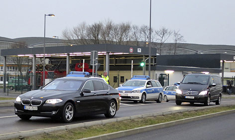 © Reuters/Fabrizio Bensch Deutsche Polizeiautos, in dem der russische Oligarch Michail Chodorkowski vermutet wird