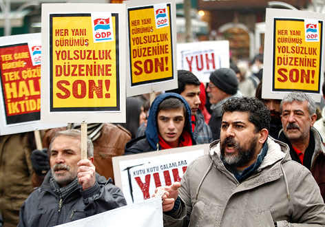 Linke Demonstranten protestieren gegen Ministerpräsident Erdogan und die Partei AKP