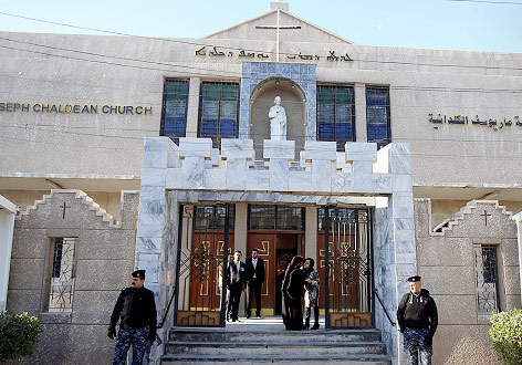 © APA/AP/Karim Kadim Sicherheitskräfte bewachen St. Joseph's Kirche in Bagdad