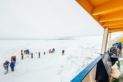 © APA/AP/Australasian Antarctic Expedition/Footloose Fotography/Andrew Peacock Menschen auf dem Eis nahe der MV Akademik Shokalskiy