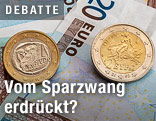 Zwei griechische Euro-Münzen auf einem Zwangig-Euro-Schein