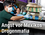 Chef der Philippine Drug Enforcement Agency mit konfiszierten Drogenpäckchen