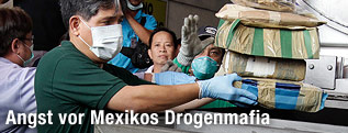 Chef der Philippine Drug Enforcement Agency mit konfiszierten Drogenpäckchen