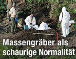 Ermittler an einem Massengrab