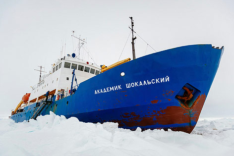 © APA/AP/Australasian Antarctic Expedition/Footloose Fotography/Andrew Peacock Das festsitzende Schiff MV Akademik Shokalskiy