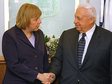 © AP/Brian Hendler Ariel Scharon und Angela Merkel, 2001