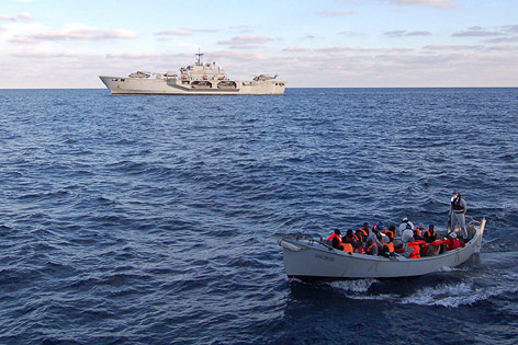 © APA/EPA/Italian Navy Press Office Flüchtlinge in Seenot