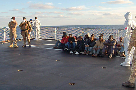 © APA/EPA/Italian Navy Press Office Flüchtlinge an Deck eines Italienischen Küstenwachenschiffs