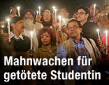 Menschen mit Kerzen