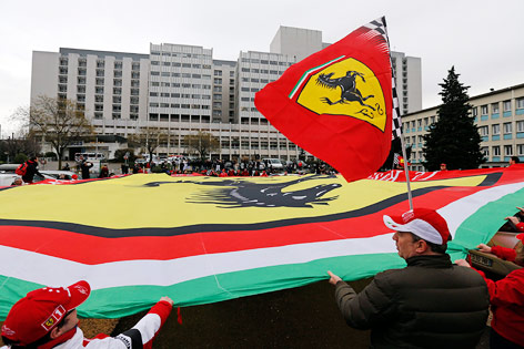 © APA/EPA/Guillaume Horcajuelo Schumacher-Fans vor der Klinik in Grenoble