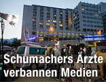 Medienvertreter vor dem Krankenhaus in Grenoble