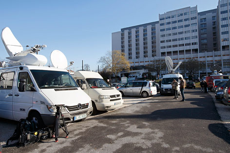 © APA/EPA/Salvatore di Nolfi TV-Übertragungswagen vor dem Krankenhaus in Grenoble