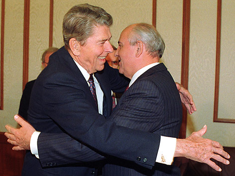© AP/Liu Heung Shing Ronald Reagan und Michail Gorbatschow umarmen sich, 1990