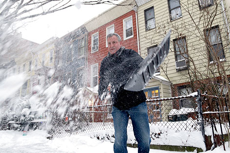 Der Bürgermeister von New York, Bill de Blasio, beim Schneeschaufeln vor seinem Haus