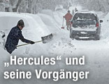 Mann beim Schneeschaufeln