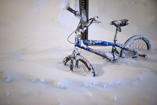 Eingeschneites Fahrrad