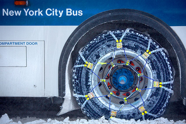Schneeketten auf öffentlichem Bus
