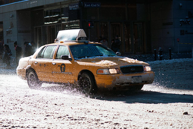 Taxi auf Schneefahrbahn