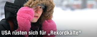 Frau h&uuml;llt sich in Winterkleidung