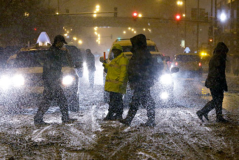 Fußgänger im Schneegestöber