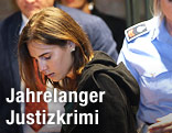 Archivbild von Amanda Knox, als sie 2007 in den Gerichtssaal in Perugia geführt wird