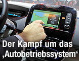 Mann tippt am Navigationsgerät im Auto