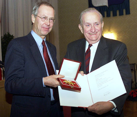 Kulturstadtrat Peter Marboe überreicht 1999 Fritz Molden das Goldende Ehrenzeichen für Verdienste um das Land Wien