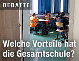 Blick in ein Klassenzimmer mit Schülern