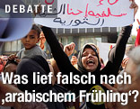 Demonstrierende Frau hält ein Transparent in die Höhe