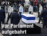 Scharons Sarg wird aufgebahrt