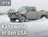 Auto nach einem Unfall auf einer verschneiten Autobahn