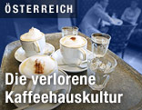 Kaffee wird auf einem Tablett in einem Kaffeehaus serviert