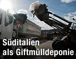 Müll-Transporter wird beladen