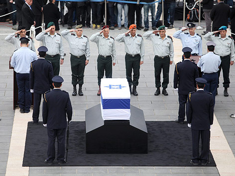 Offiziere salutieren vor Scharons Sarg