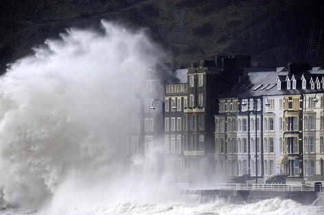 © Reuters/Rebecca Naden Wellen brechen an der Küste von Aberystwyth in Wales
