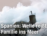 Welle schl&auml;gt auf einen Wellenbrecher auf