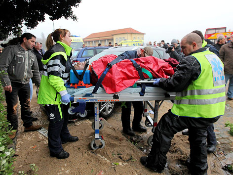 © APA/EPA/Estela Silva Verletzer Mann auf einer Trage