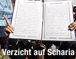 Koran wird hochgehalten